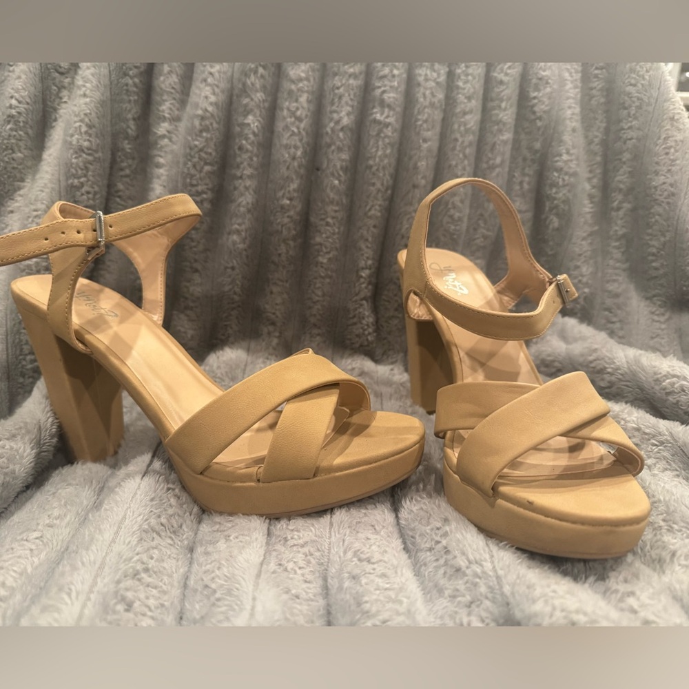 Women’s YNot platform sandals Size 10 Beige